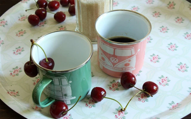 VW Collection T1 Bus Emaille Tassen Set 2 Stück 350 Ml Grün / Rosa 7 VW Collection T1 Bus Emaille Tassen Set 2 Stück 350 Ml Grün / Rosa – Bild 5